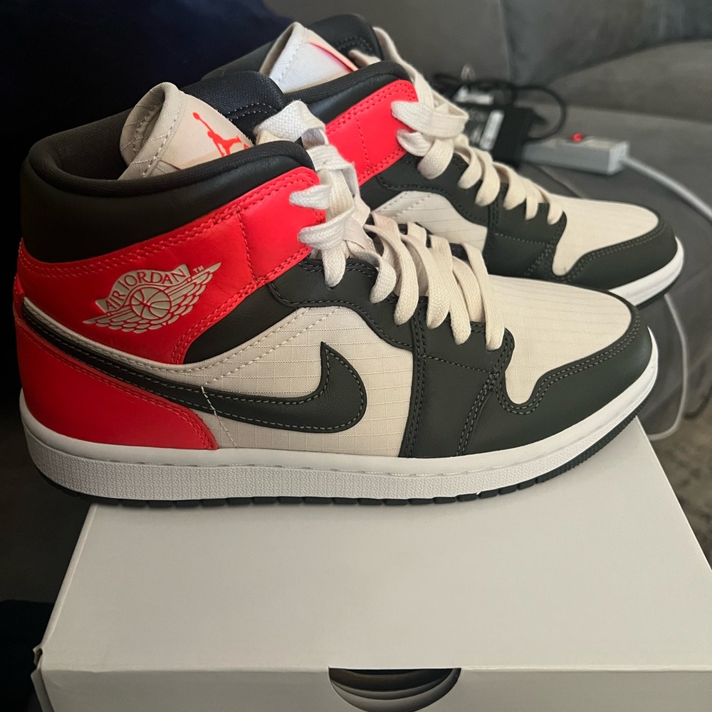 Air Jordan 1 Mid SE